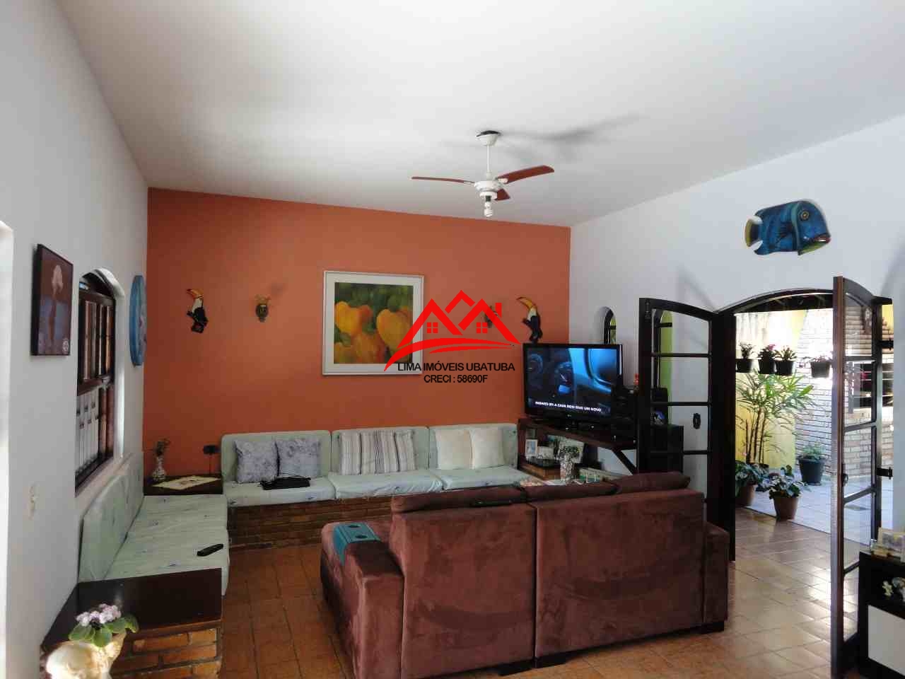 OPORTUNIDADE ÚNICA! no melhor local do Itagua. Casa venda Ubatuba, projetada para Hostels, Pousada e locação de apartamentos.