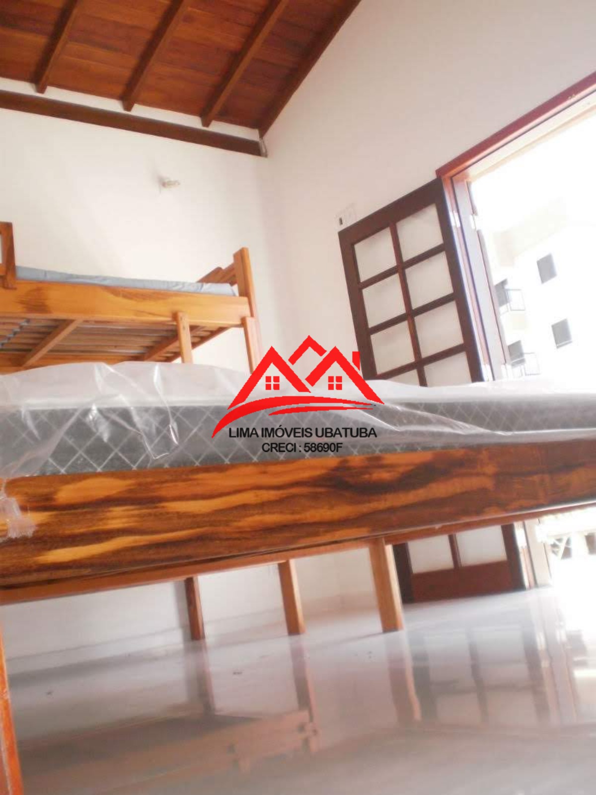 Casa Venda no Itaguá, Ubatuba, com 3 quartos sendo 2 suítes, 3 vagas, mobiliada.